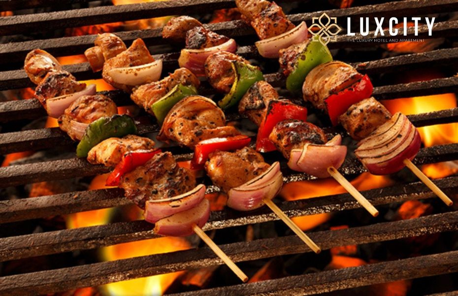Venues for outdoor BBQ parties are usually in cool, spacious areas that are convenient for everyone to move around