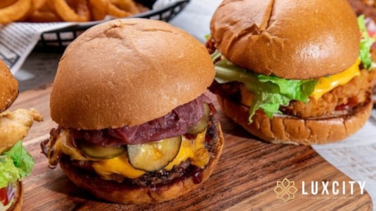 What sounds better than having a high-quality, freshly-made burgers while enjoying boardgames with your buddies?