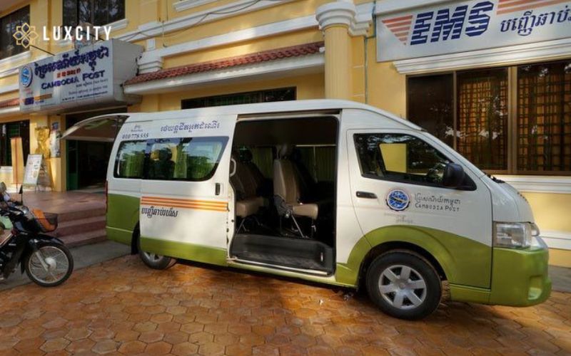 By road, mini-buses are the fastest way to get from Phnom Penh to Siem Reap