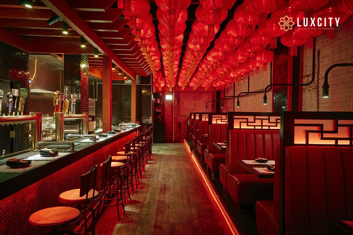 The Chinese consider red the color of luck and happiness, so red always appears in restaurants