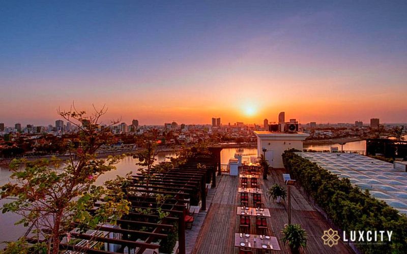 Top 9 Stunning hotel bars in Phnom Penh (Unique Cambodia Experiences)