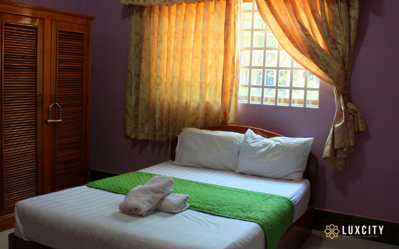 Top 5 hotels in Sihanoukville near Ochheuteal beach for budget travelers