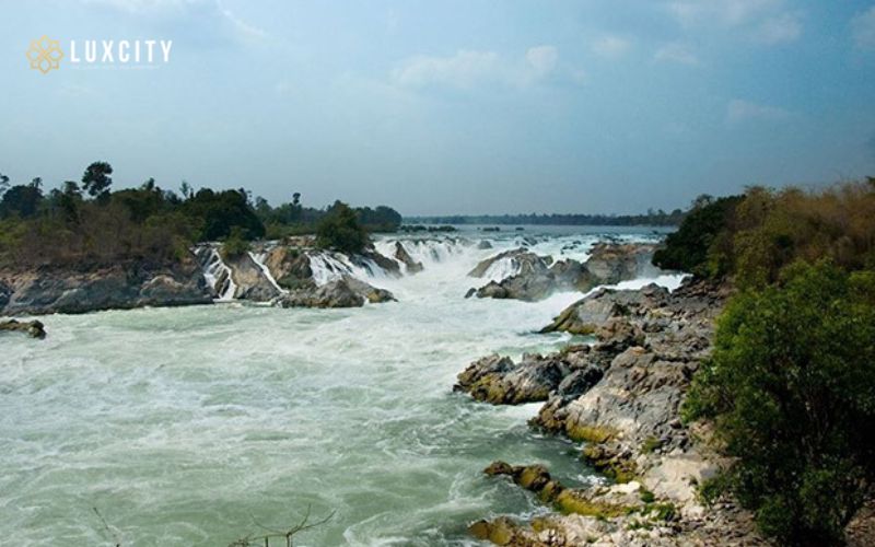 Located on the banks of the Mekong River, Stung Treng is a serene getaway for tourists looking to unwind in nature dotted with dense forests