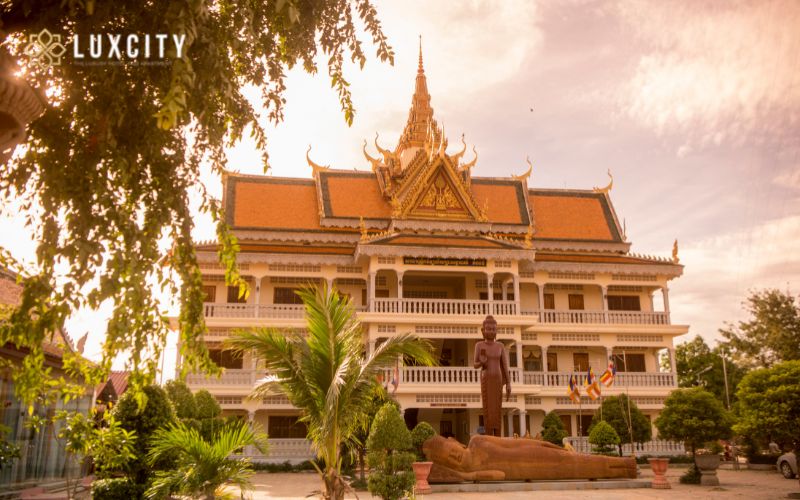 Kampong Thom is home to the awe-inspiring Sambor Prei Kuk temple complex, a UNESCO World Heritage Site that transports visitors to the glory days of the Khmer Empire.