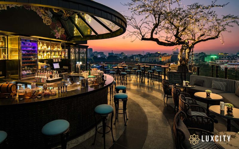 Coming to Phnom PenhCity, experiencing nightlife in this vibrant and dynamic city should be on your bucket list