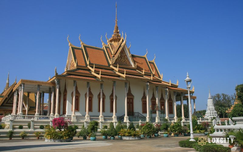 Walk around the Silver Pagoda